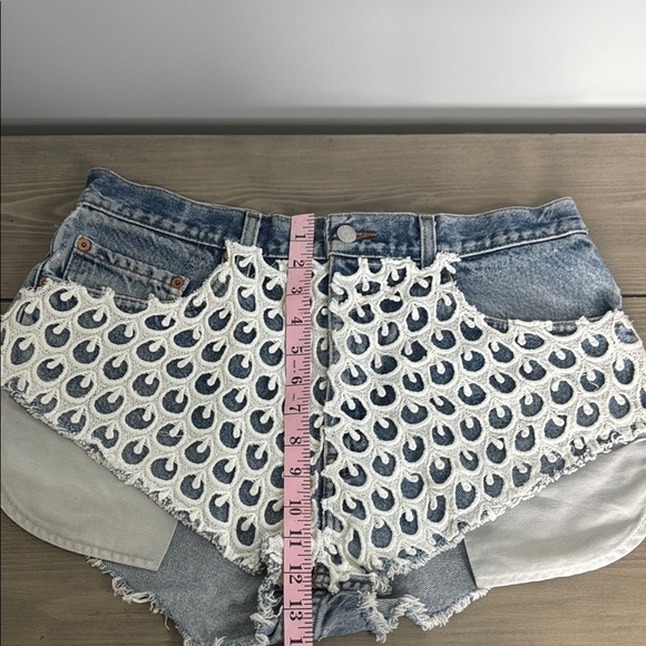 Levi’s Denim Shorts - Picture 4 of 7